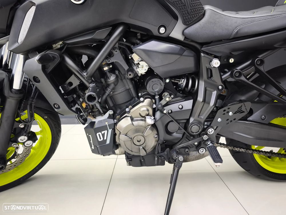 Yamaha MT-07 Night Fluo - 12