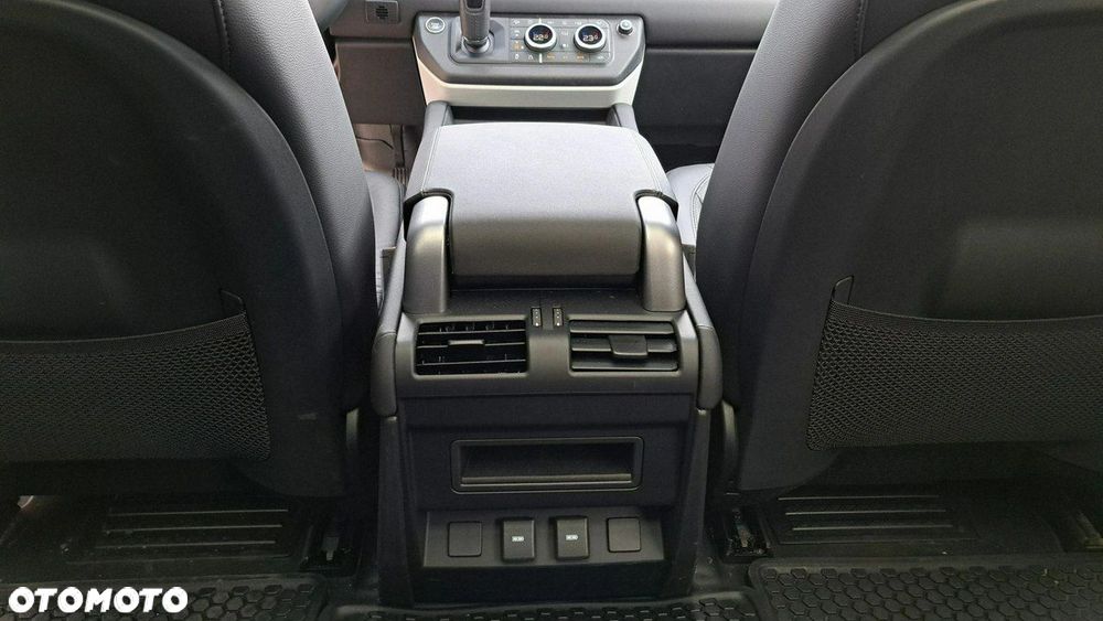 Land Rover Defender - 34