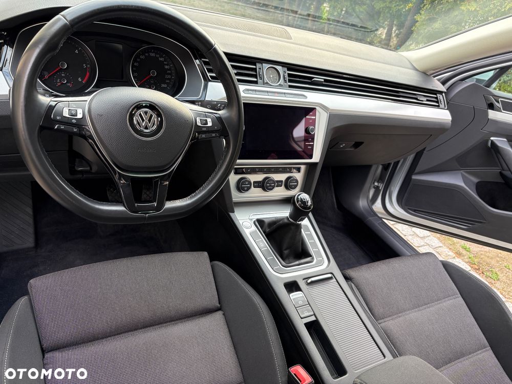 Volkswagen Passat 2.0 TDI SCR Comfortline - 11