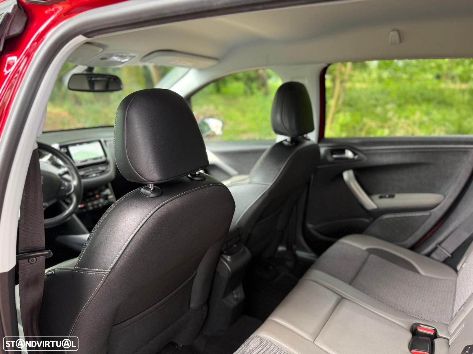 Peugeot 2008 1.2 PureTech Allure EAT6 - 23
