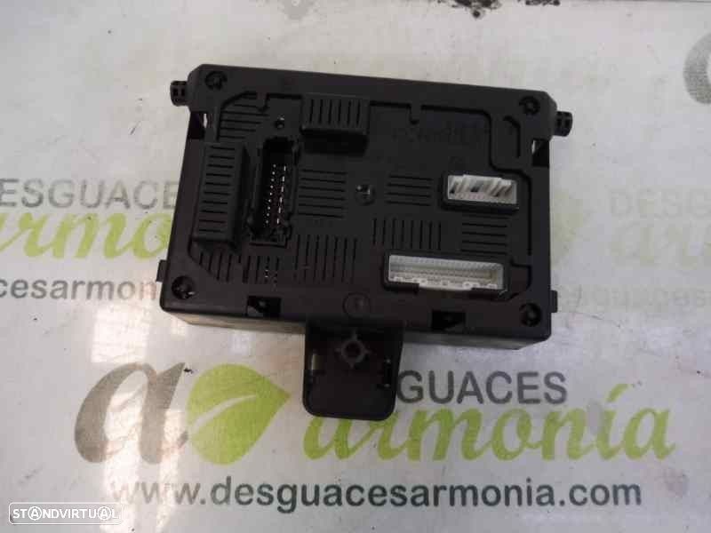 CAIXA RELÉS / FUSÍVEIS RENAULT CLIO III 2009 -8200652285 - 3