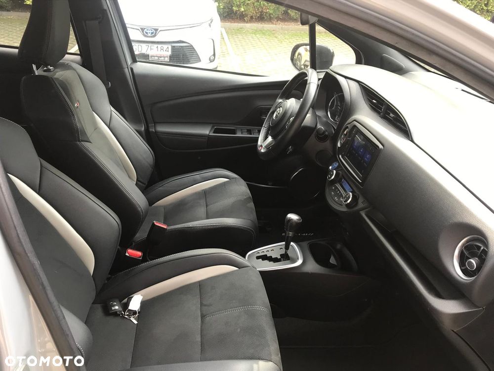 Toyota Yaris Hybrid 100 GR Sport - 10