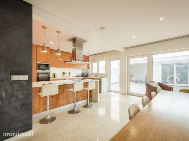 Moradia T4 de arquitetura moderna localizada em Aradas - Grande imagem: 4/32