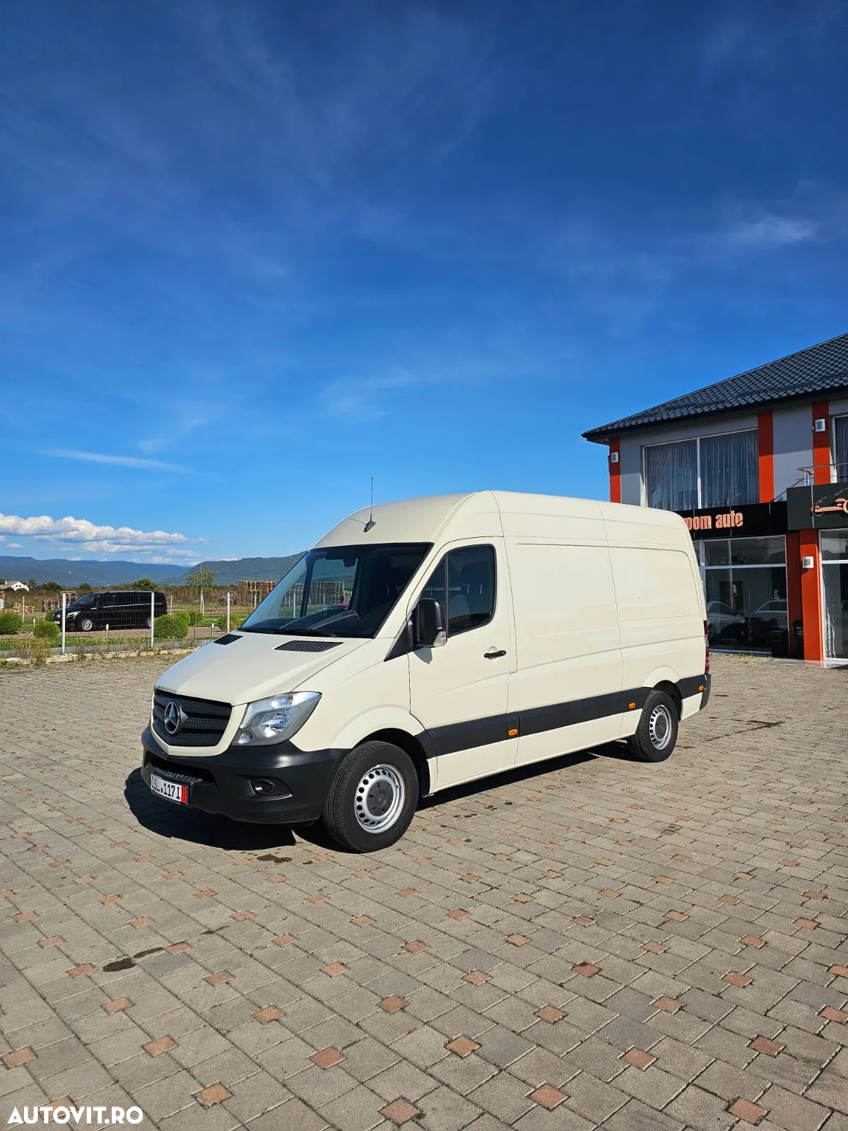 Mercedes-Benz Sprinter 316 CDI Model 2018 Climă Comenzi pe volan Pilot automat Navigație Mare Încălzire scaun șofer Scaun pe pernă aer Cameră video pe marșalier Banchetă 3 Locuri Rafturi metalice - 2
