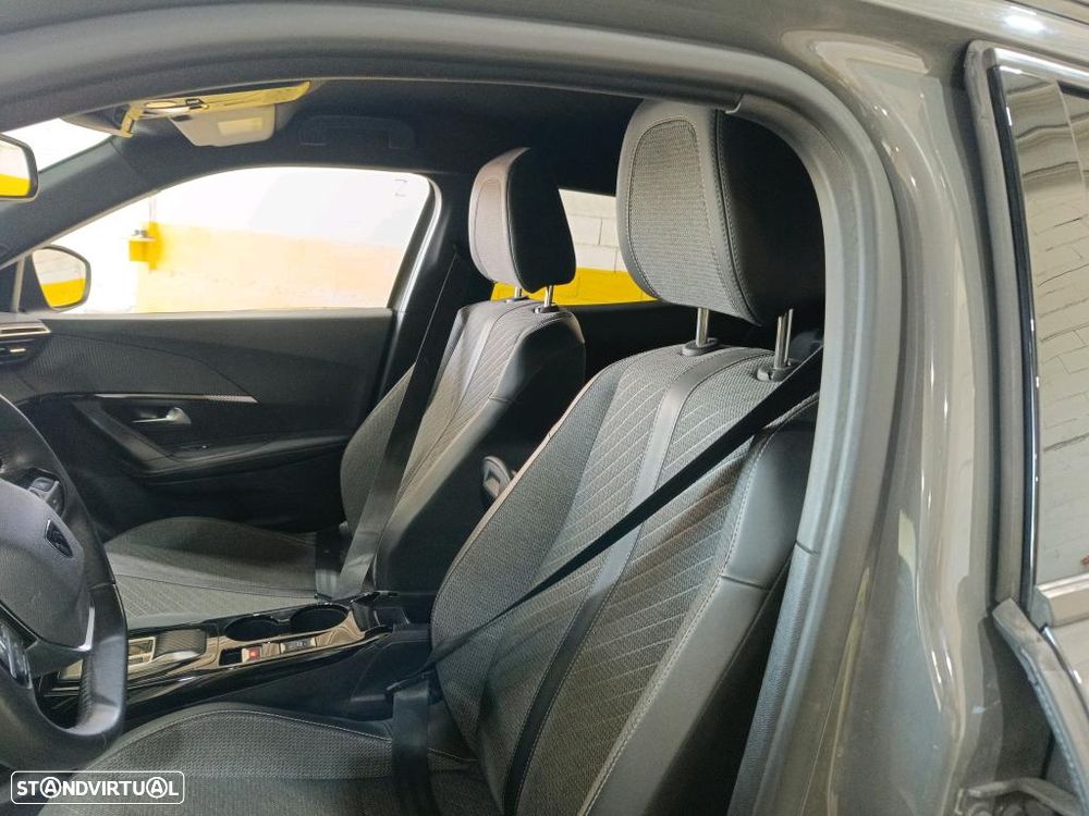 Peugeot 2008 1.2 PureTech Allure EAT8 - 6
