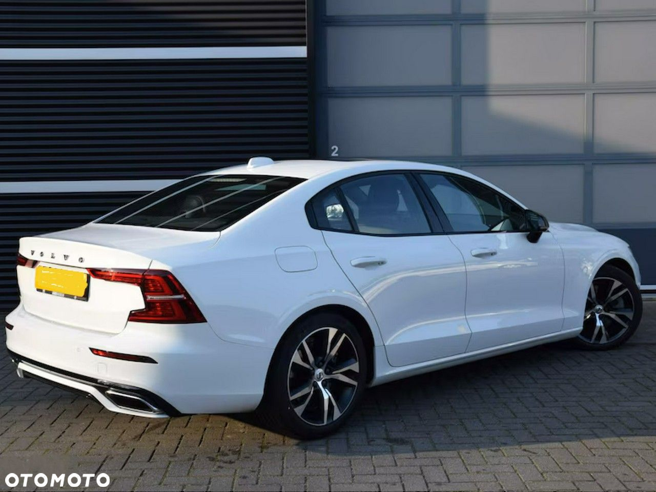 Volvo V60 T4 R-Design - 36