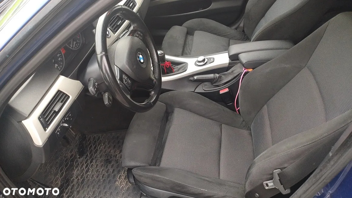 BMW Seria 3 318i Touring - 12