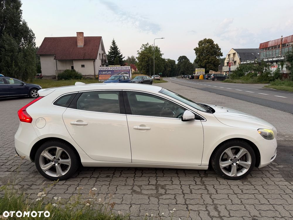 Volvo V40 D4 R Design - 4