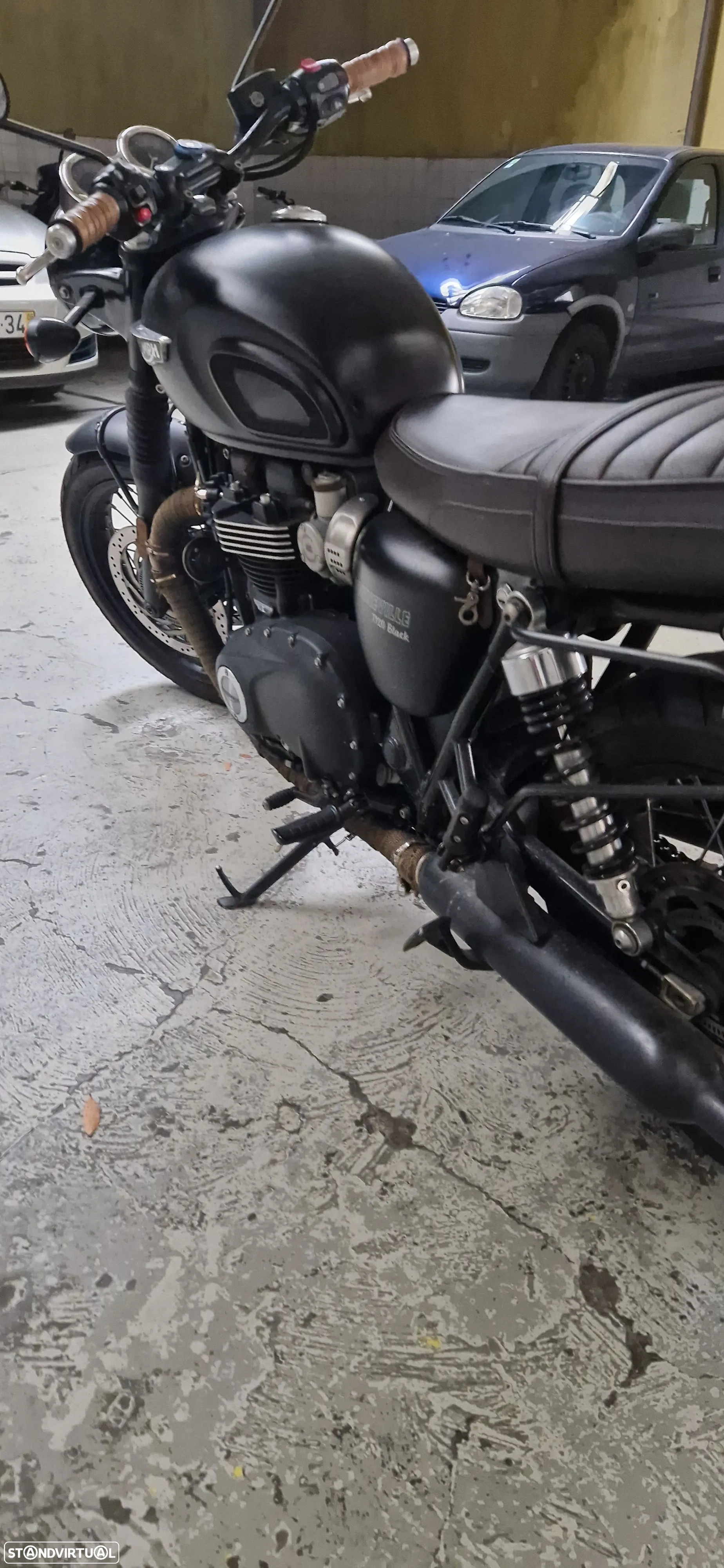 Triumph Bonneville Black - 6