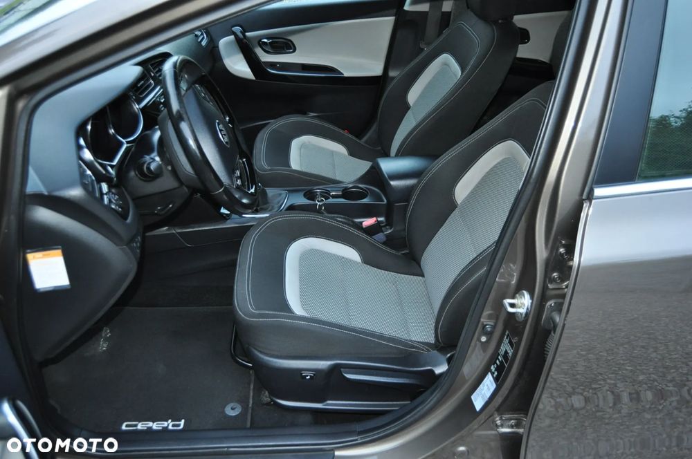 Kia Ceed 1.6 GDI Dream Team Edition - 6