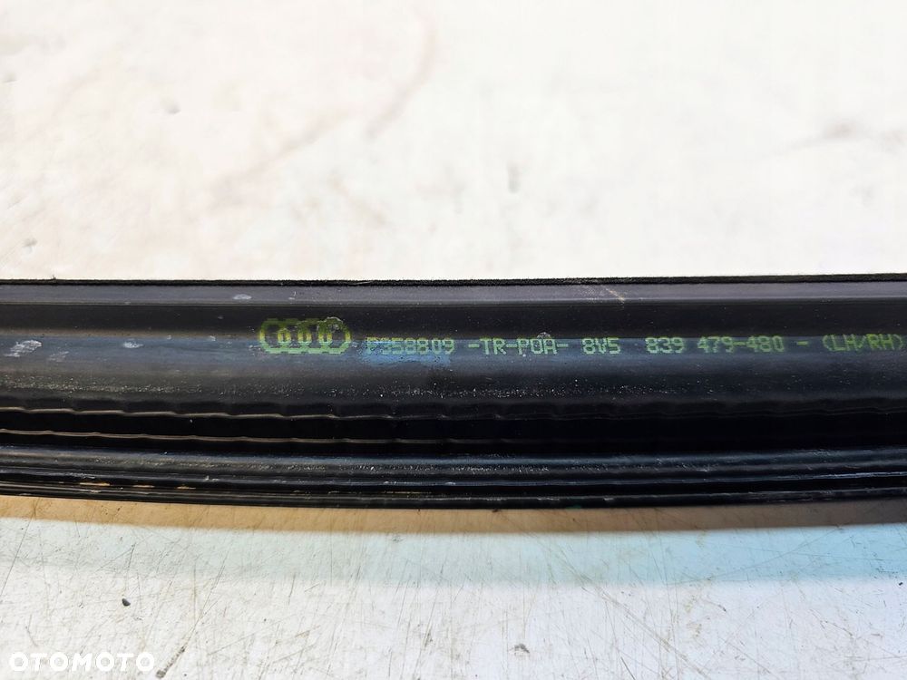 LISTWA ZGARNIAJĄCA SZYBY PRAWY TYŁ AUDI A3 8V SEDAN 8V5839480 - 3