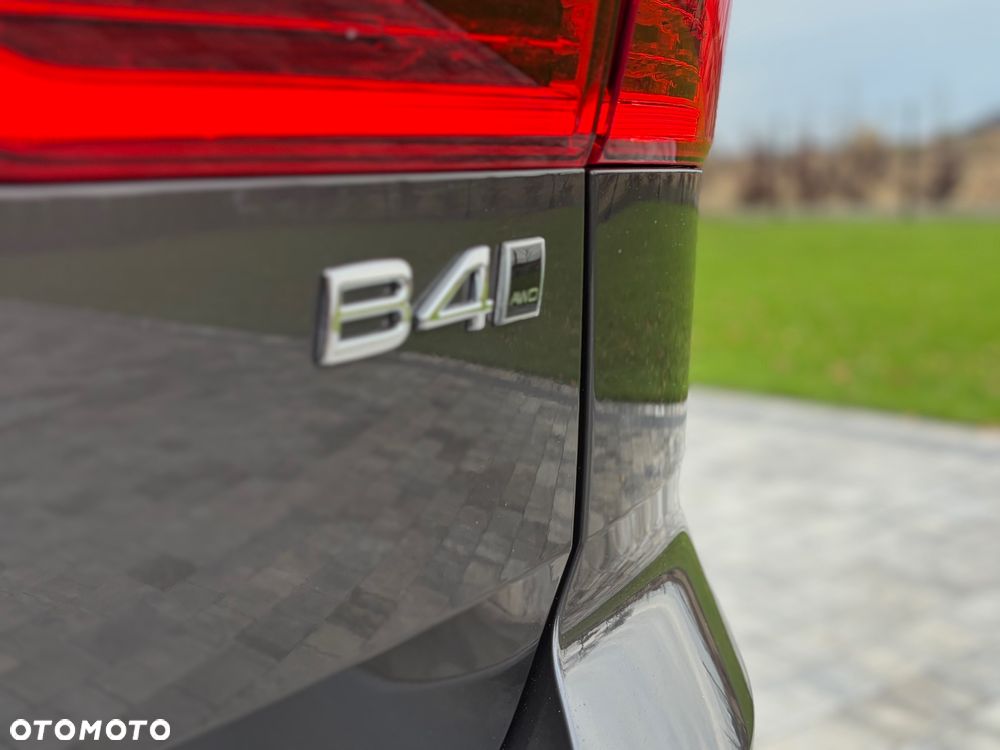 Volvo XC 60 B4 D AWD Plus Dark - 32