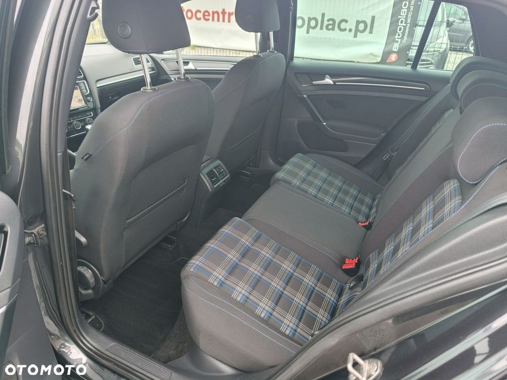 Volkswagen Golf - 22