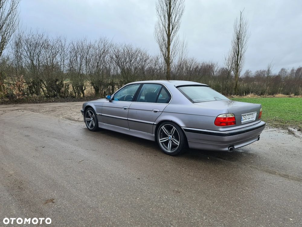 BMW Seria 7 740i V8 - 3