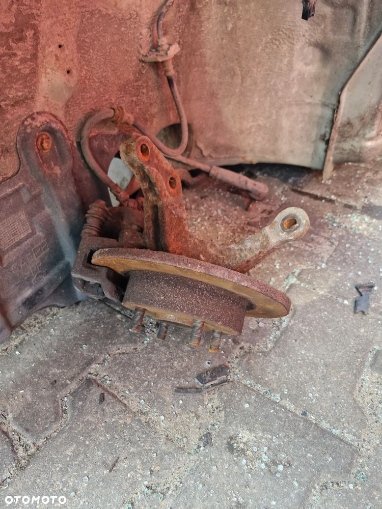 Zwrotnica przód prawy lewy  NISSAN MICRA K11 - 2