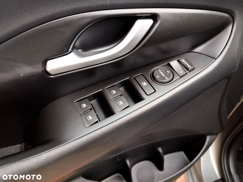 Hyundai i30 1.6 D Comfort - 13