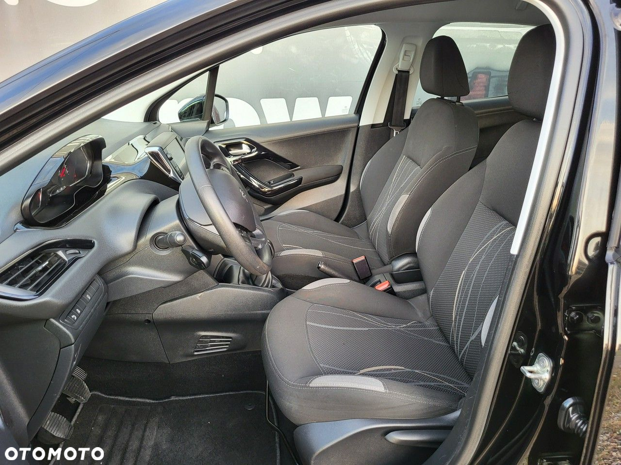 Peugeot 208 - 22