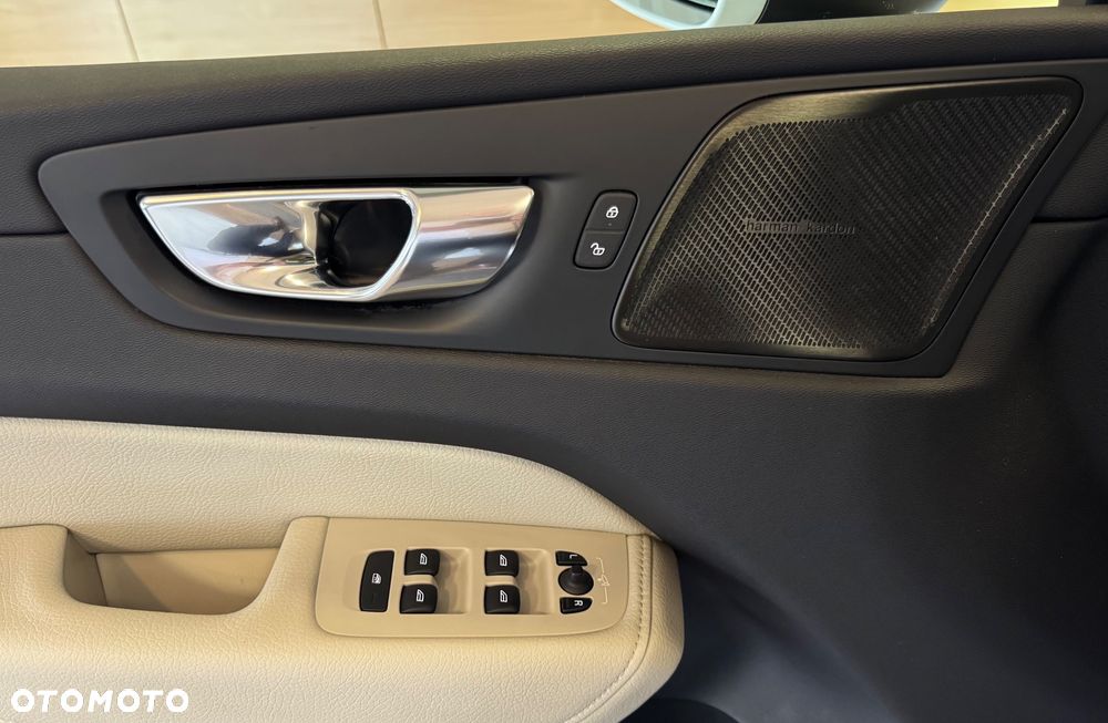 Volvo XC 60 B4 D AWD Momentum Pro - 26