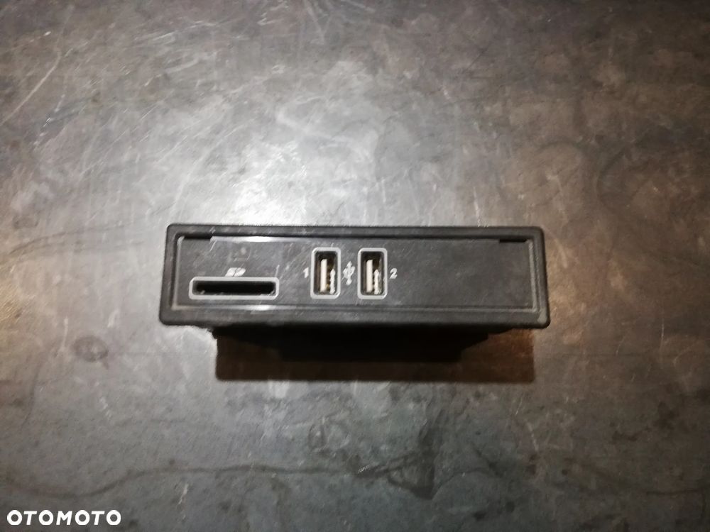 GNIAZDO USB MERCEDES-BENZ W205 A2058200526 - 1