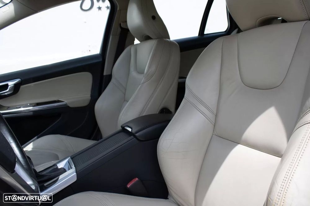 Volvo V60 D6 Plug-In-Hybrid AWD Geartronic Momentum — fotografia 15