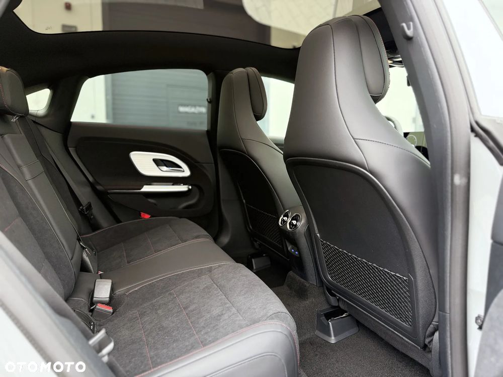 Mercedes-Benz CLA - 33