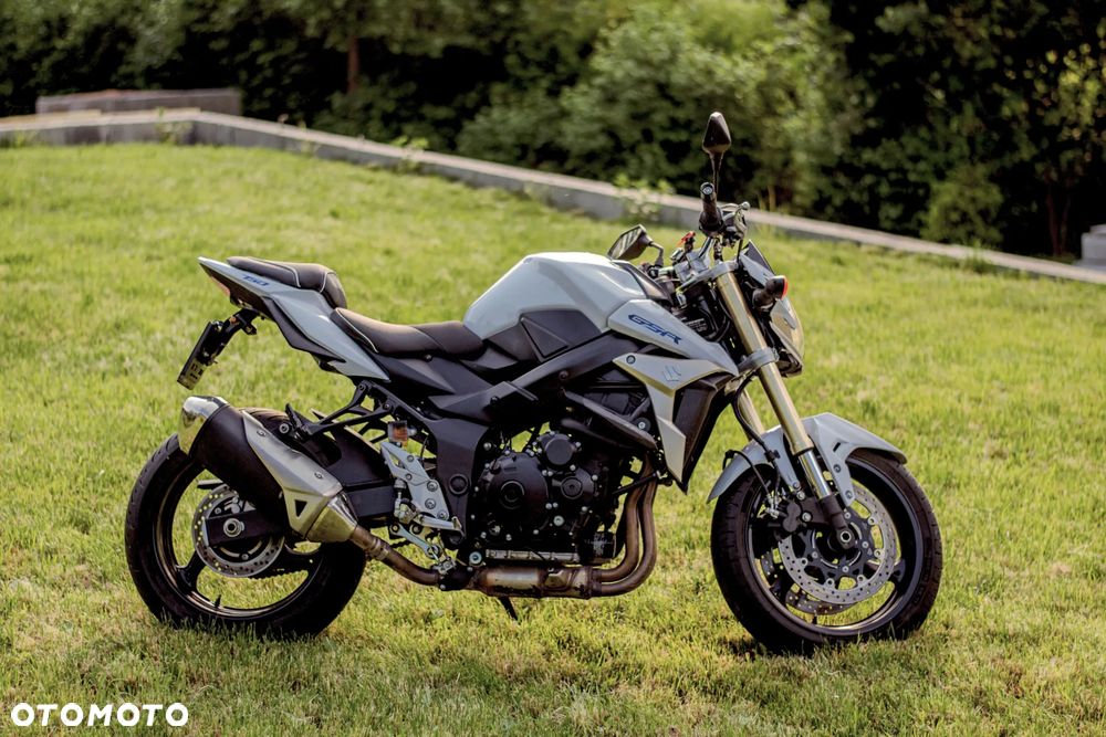 Suzuki GSR - 6