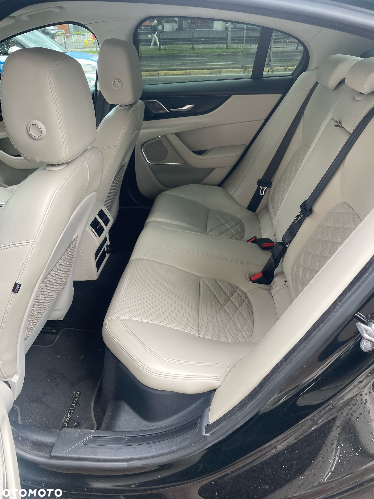 Jaguar XE 2.0 D180 HSE - 26