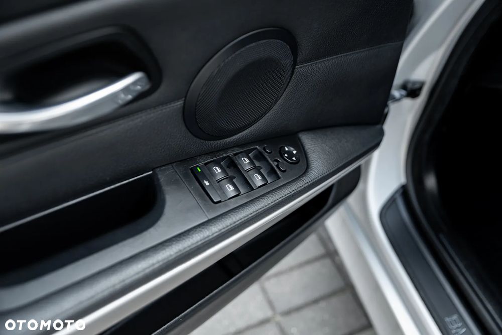 BMW Seria 3 330i - 37