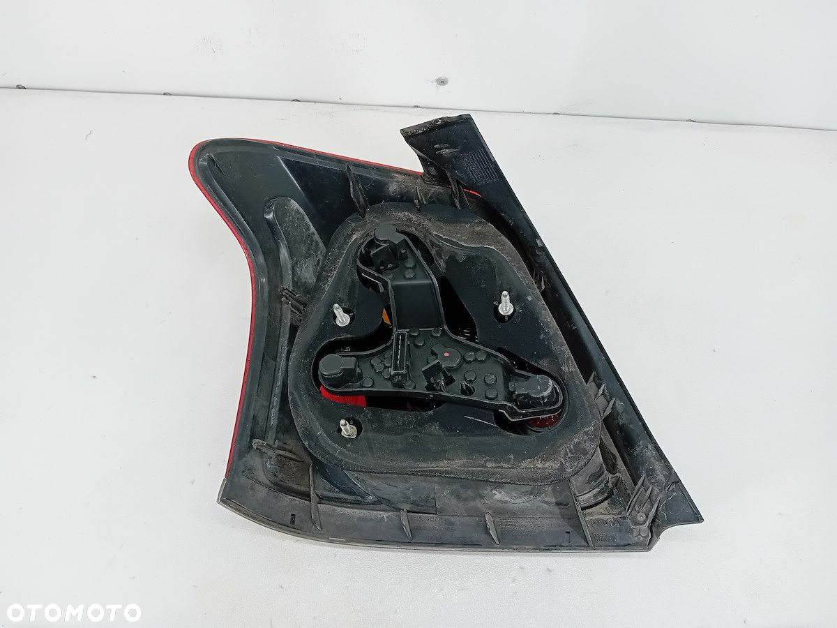 LAMPA TYLNA PRAWA TOYOTA AVENSIS II T25 1.8 16V BENZYNA HATCHBACK 05-48 - 2