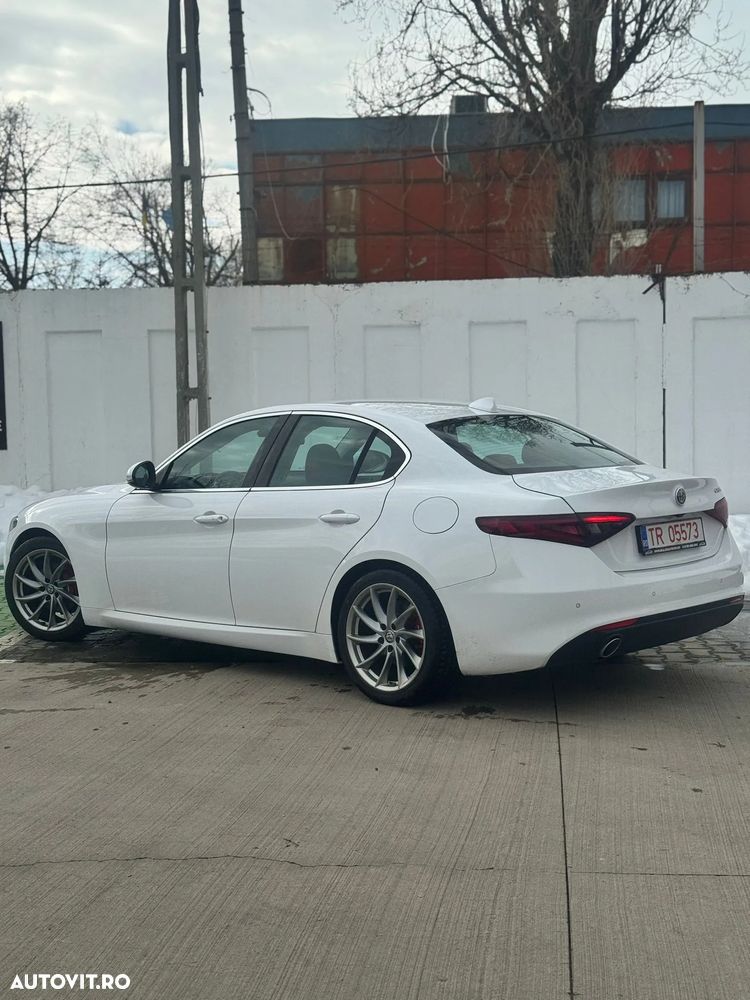 Alfa Romeo Giulia 2.2 AT8 Business - 3