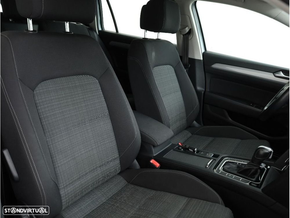 VW Passat Variant 2.0 TDi Business DSG - 13