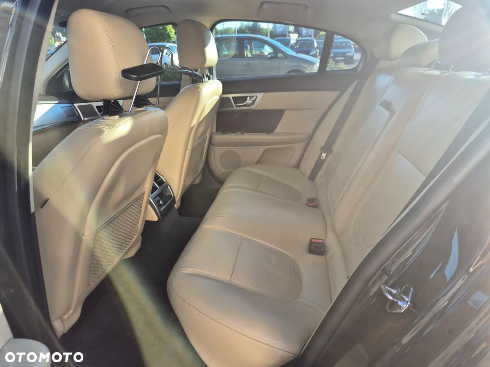 Jaguar XF 2.2 D - 22