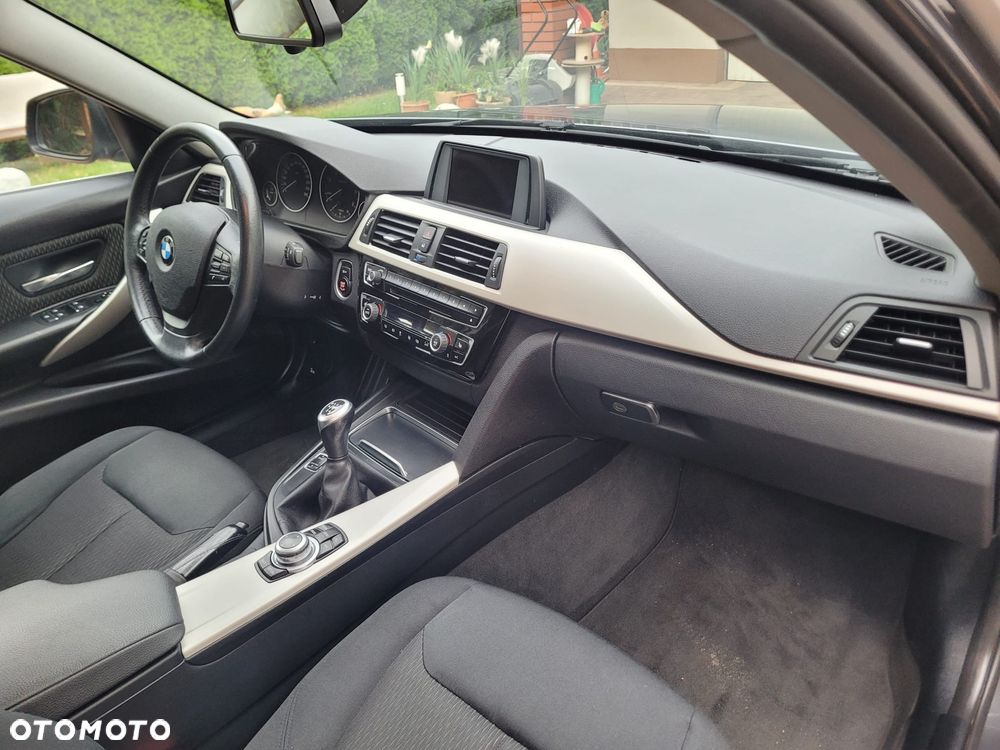 BMW Seria 3 320d Sport Line - 35