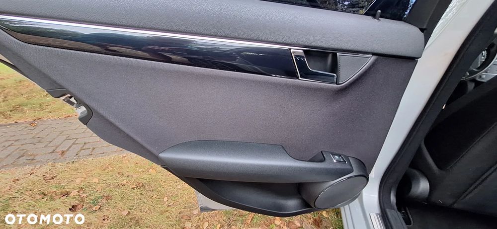 Mercedes-Benz Klasa C 220 CDI DPF Automatik Elegance - 23