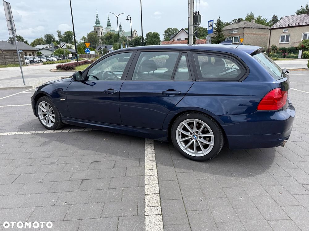BMW Seria 3 318d DPF Touring Edition Lifestyle - 23