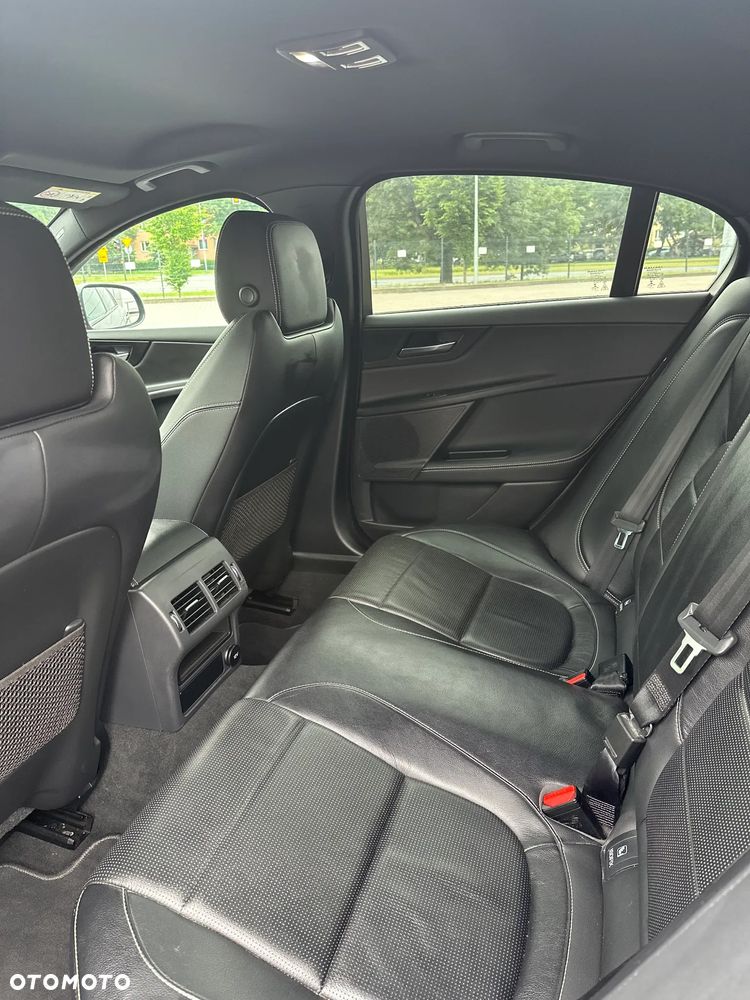 Jaguar XE 20d R-Sport - 19