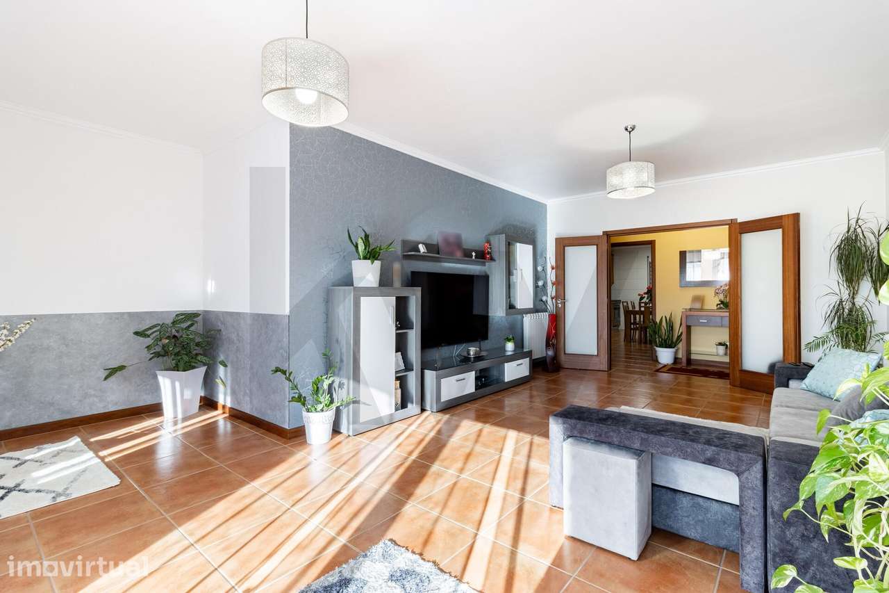 Apartamento T3 com Garagem Fechada, Varanda e Arrumos | Escapães, Sant - Grande imagem: 2/32