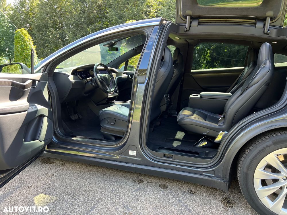 Tesla Model X - 12