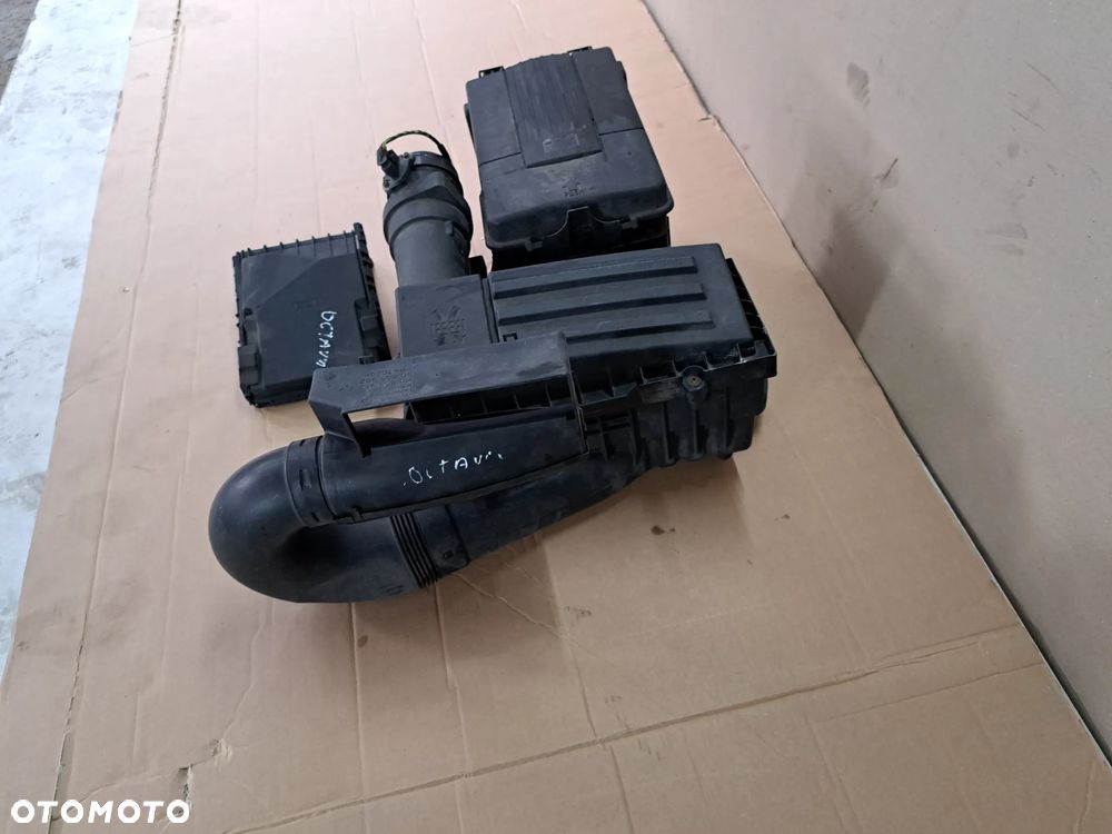 Skoda Octavia II lift obudowa filtra powietrza podstawa akumulatora 1.8 tfsi - 2