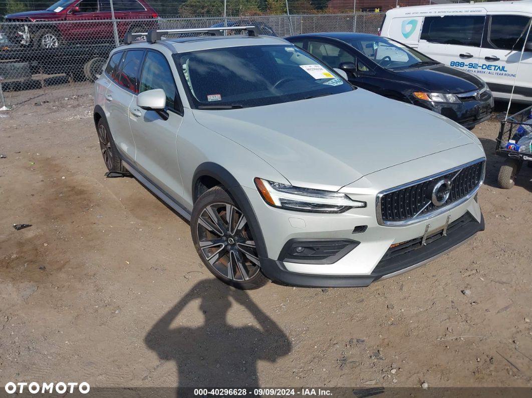 Volvo V60 Cross Country - 1