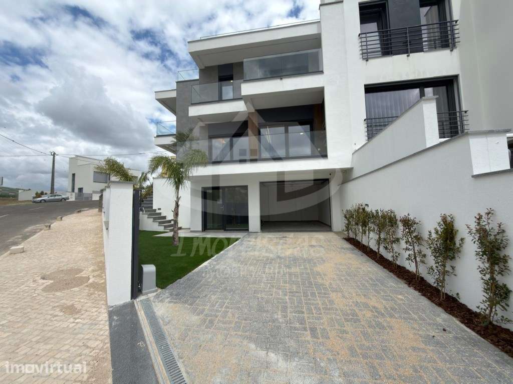 Moradia T4 com piscina e lareira, no Bairro da Primavera, Santa Iri... - Grande imagem: 4/31