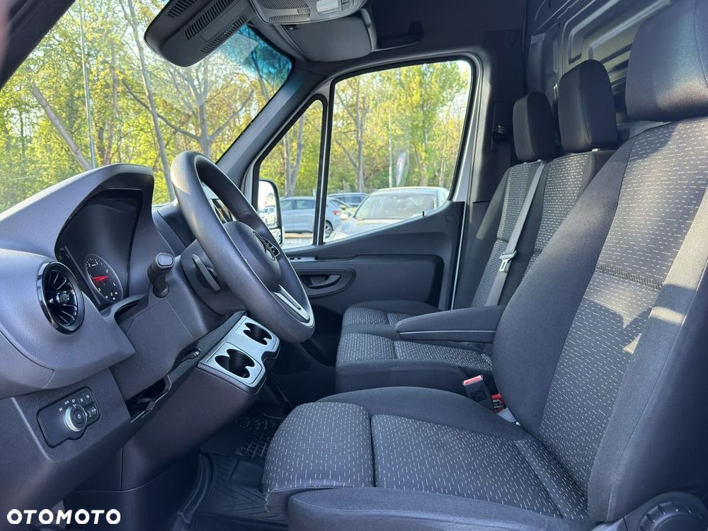 Mercedes-Benz Sprinter - 11