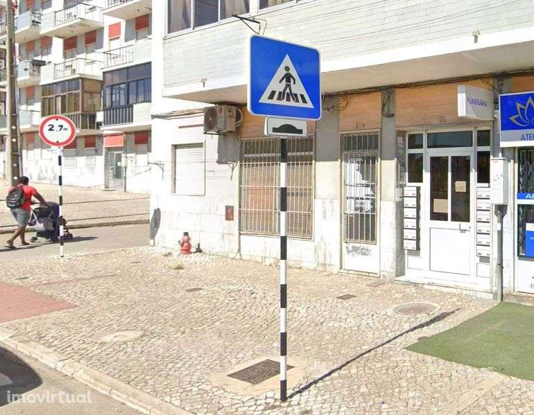 Loja de rua com 25 m², situada na zona central do Casal do Marco. - Grande imagem: 2/5