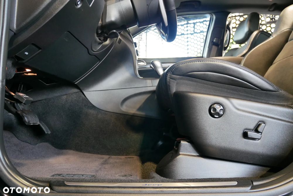 Jeep Grand Cherokee - 22