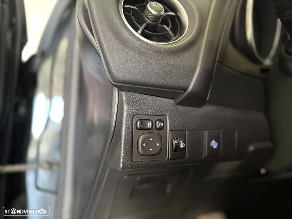 Toyota Auris Touring Sports 1.8 HSD Comfort +P.Techno+P.Sport - 38