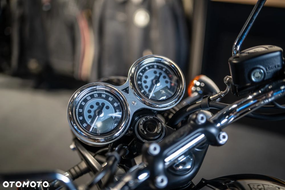 Triumph Bonneville - 4