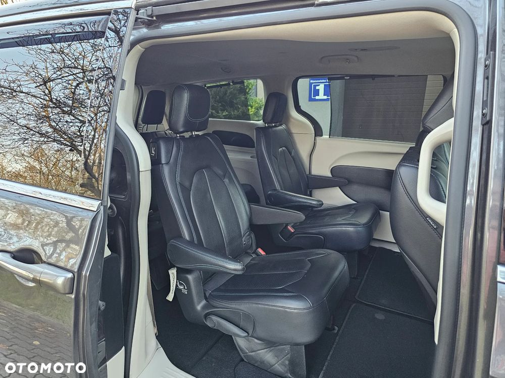 Chrysler Pacifica - 16