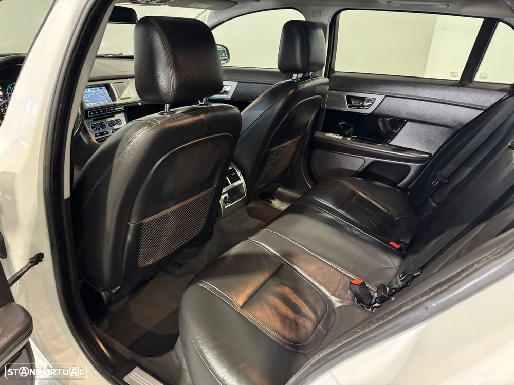 Jaguar XF Sportbrake 2.2 D R-Sport - 48