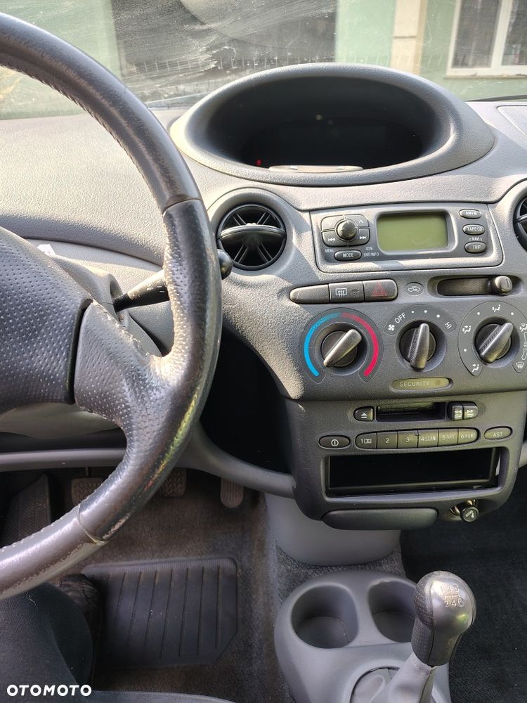 Toyota Yaris 1.0 Base - 6