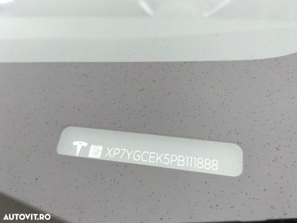 Tesla Model Y Long Range AWD - 9